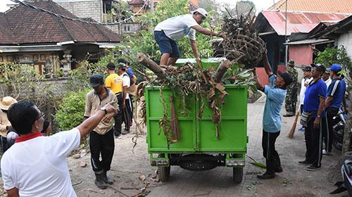 Bulan Bakti Gotong Royong, Kelurahan Sumerta Libatkan TNI-POLRI dan Masyarakat Bersihkan Lingkungan