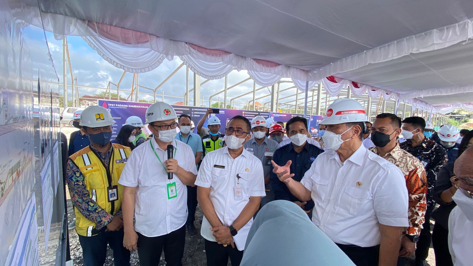 Walikota Jaya Negara Dampingi Menko Marves Luhut Binsar Panjaitan Tinjau Proyek TPST Kertalangu.
