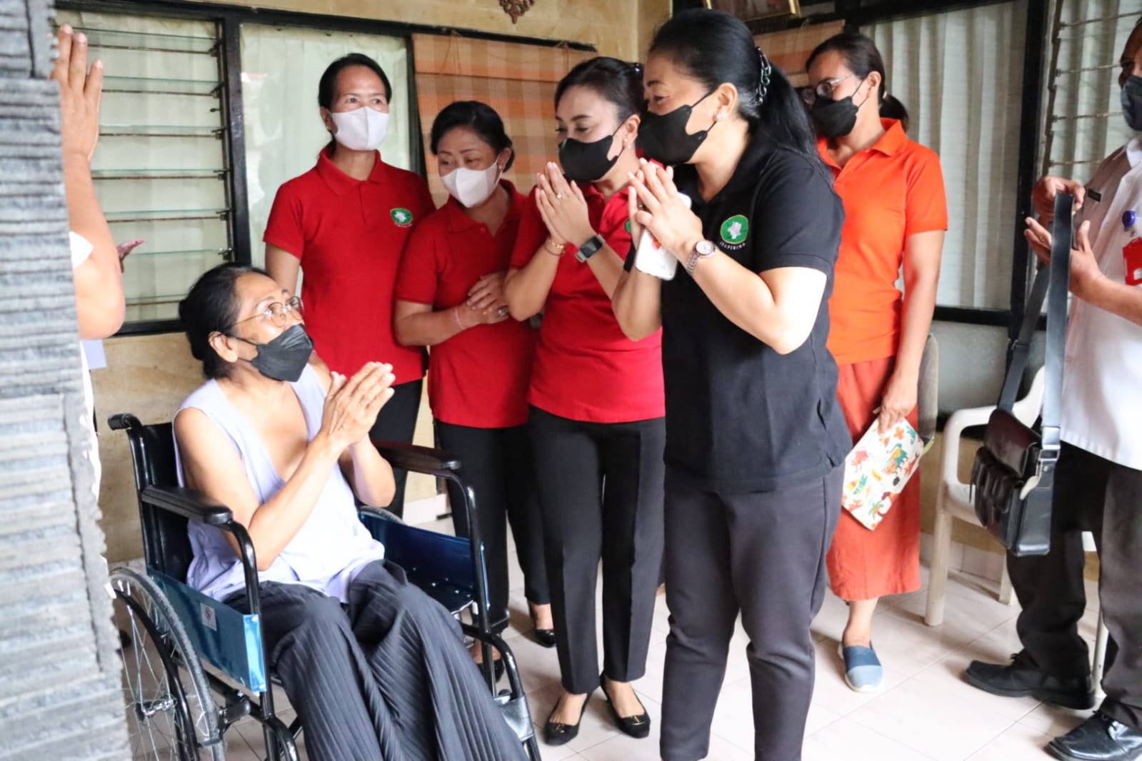 Kunjungi Lansia  Ny. Antari Jaya Negara Serahkan Bantuan Kursi Roda