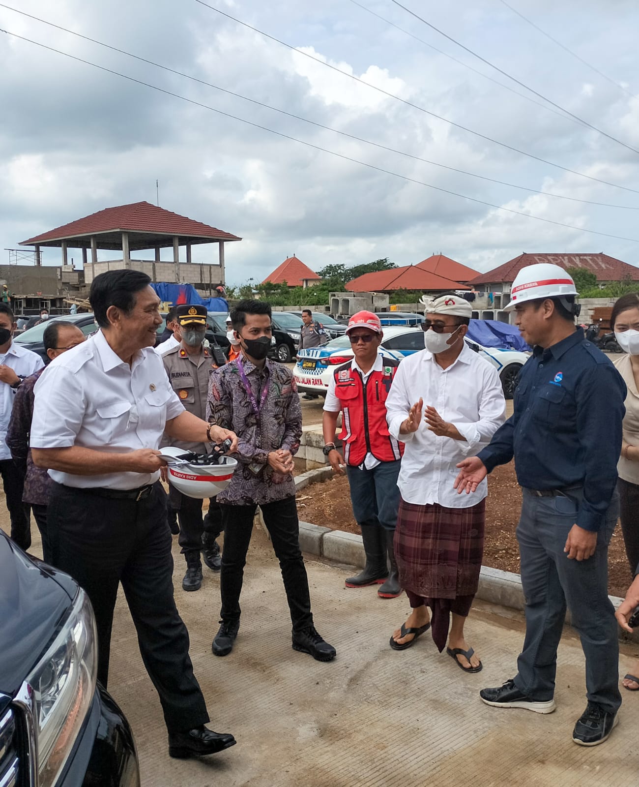 Walikota Jaya Negara Dampingi Menko Marves Luhut Binsar Pandjaitan Tinjau Proyek TPST Kertalangu.