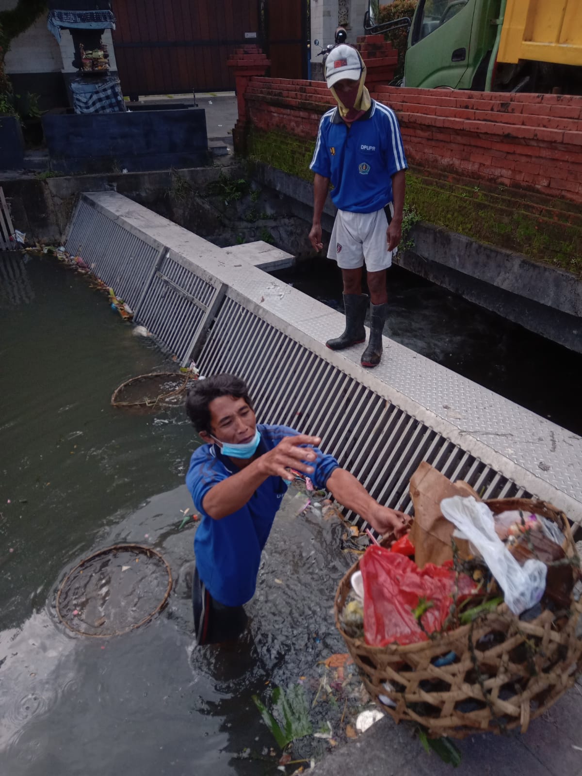 Antisipasi Banjir, PUPR Denpasar Rutin Bersihkan Sungai dan Saluran Air