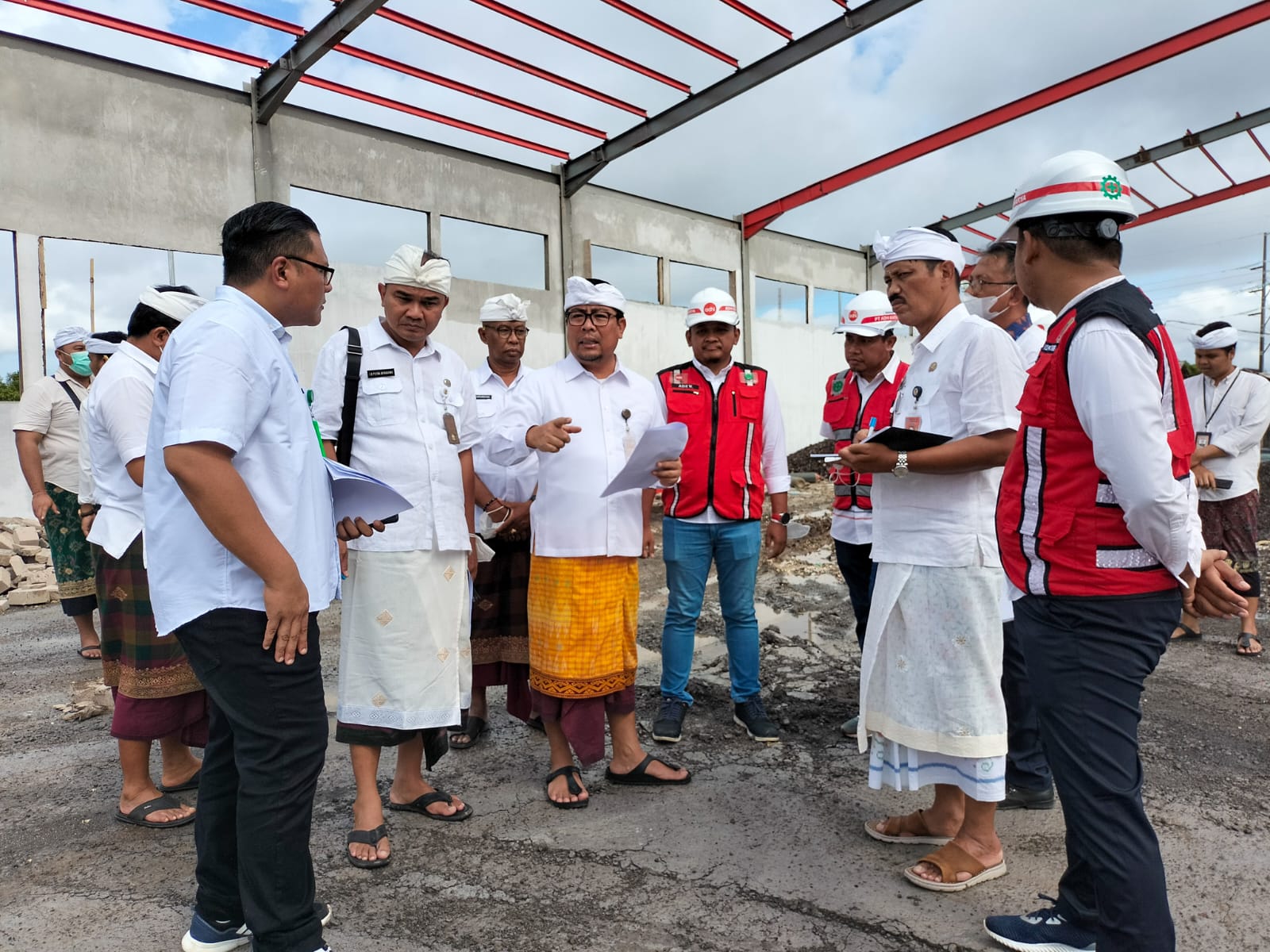 Pastikan Pengerjaan Optimal, Wawali Arya Wibawa Tinjau 2 Proyek TPST di Kota Denpasar.