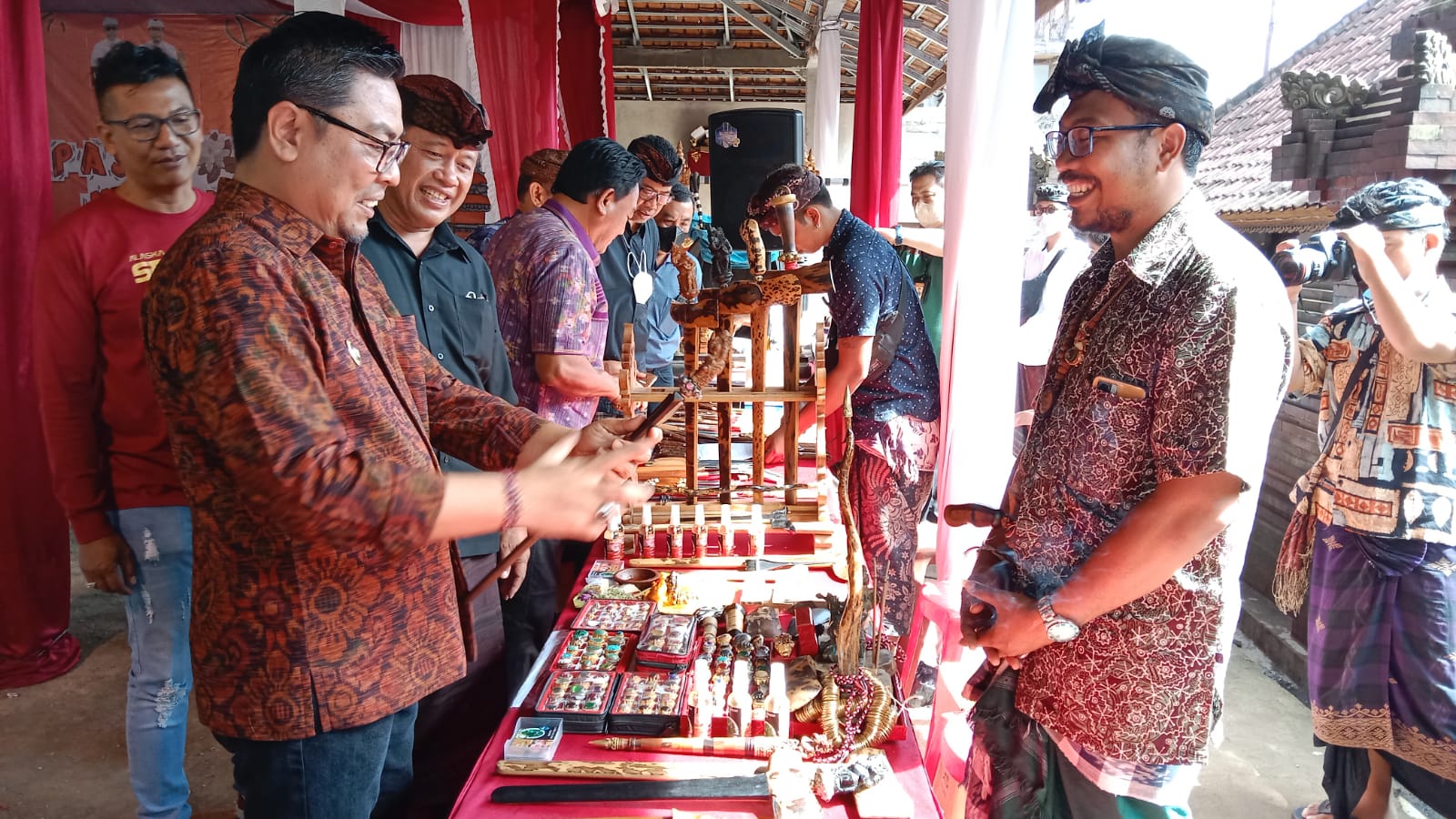 Serahkan Bantuan Sembako Kepada Pemangku Dan Lansia,  Wawali Arya Wibawa Buka Pasar Murah Kelurahan Tonja 