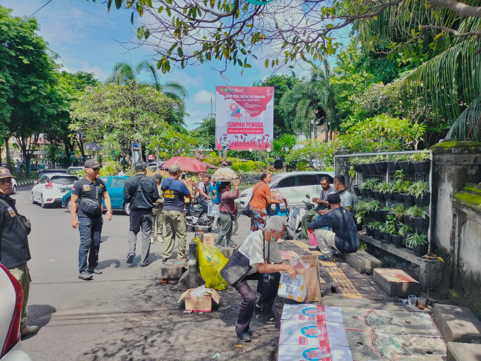 Ciptakan Keamanan dan Kenyamanan Lalin  Kecamatan Denpasar Barat Gelar Penertiban Pedagang  Tumpah 