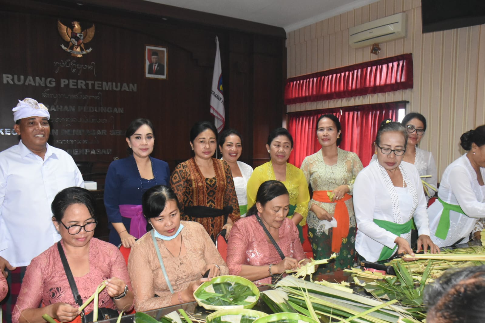 Tinggi Minat Wanita Hindu Memahami  Banten Sesuai Sastra WHDI Denpasar Kembali Gelar Pelatihan Banten Otonan