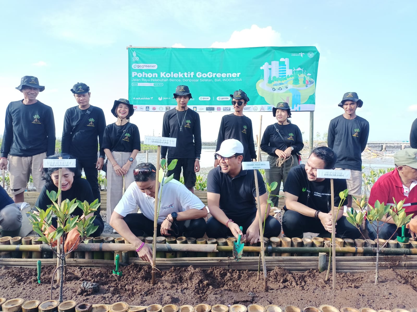 Wawali Arya Wibawa Bersama Menteri Pariwisata Sandiaga Uno Laksanakan Penanaman Mangrove di Kawasan Pelabuhan Benoa.