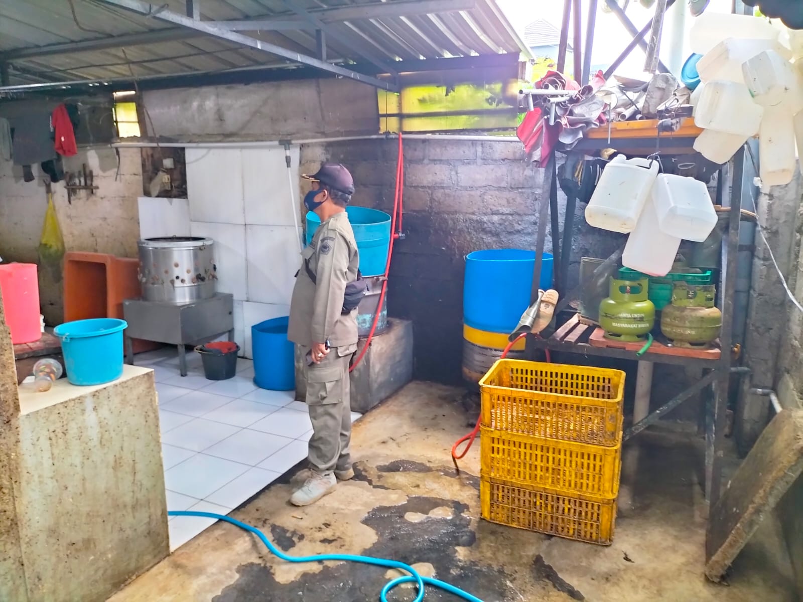 Tindak Lanjuti Laporan Masyarakat, Camat Denpasar Barat  Sidak Pembuang Limbah Pemotongan Ayam