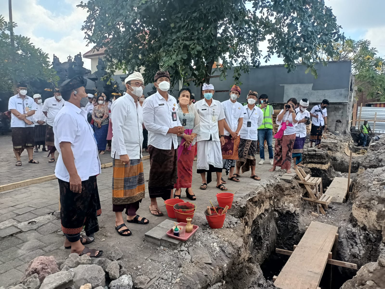 Jaya Negara Lakukan Peletakan  Batu Pertama Revitalisasi Pasar Desa Tegal Harum.