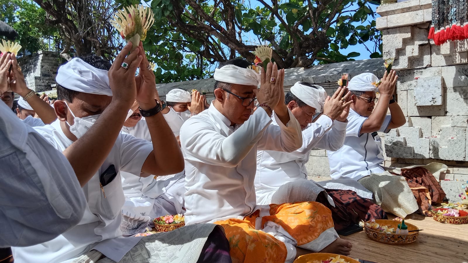 Walikota Jaya Negara Ngaturang Bakthi Penyineban di Pura Luhur Uluwatu.
