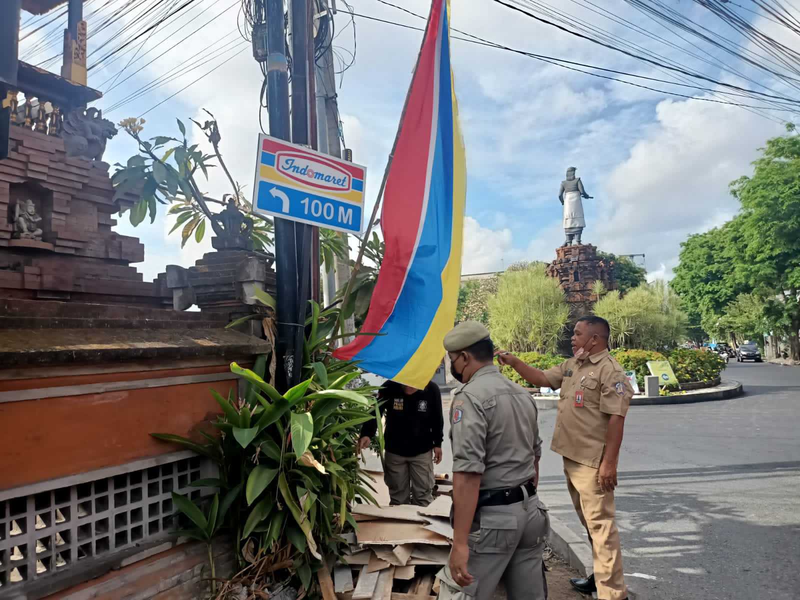 Kecamatan Denpasar Utara Lagi Tertibkan Banner dan Spanduk Kadaluarsa