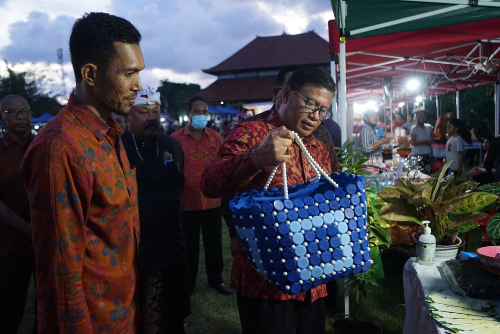Tekan Laju Inflasi   Sekda Denpasar Alit Wiradana Buka  Pasar Rakyat Kelurahan Panjer.