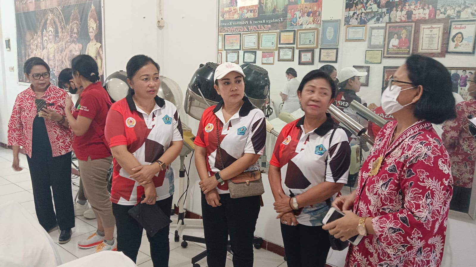 Ny. Sagung Antari Jaya Negara Tinjau Pelaksanaan Ujian Kompetensi Tata Kecantikan Kulit Anggota TP PKK Kelurahan Padangsambian