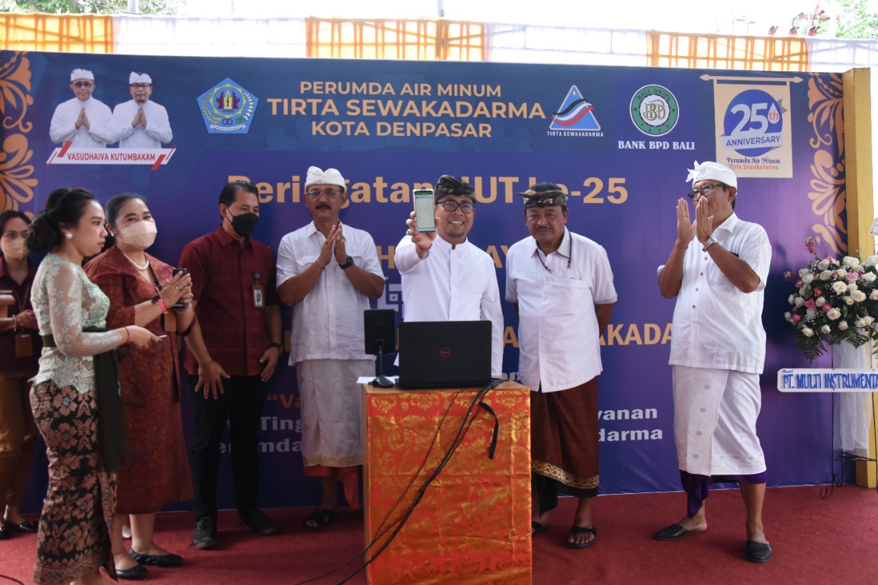 Puncak Hut Ke-25 Perumda Tirta Sewakadarma  Wawali Arya Wibawa Launching Pembayaran Kanal Qris.