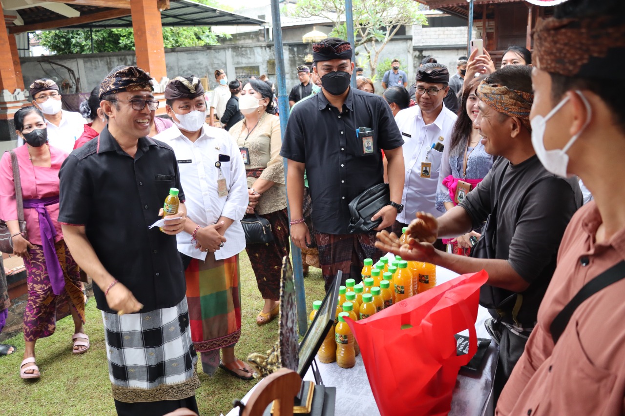 Upaya Atasi Inflasi.   Jaya Negara Tinjau  Operasi Pasar Murah  di Kelurahan Sumerta 