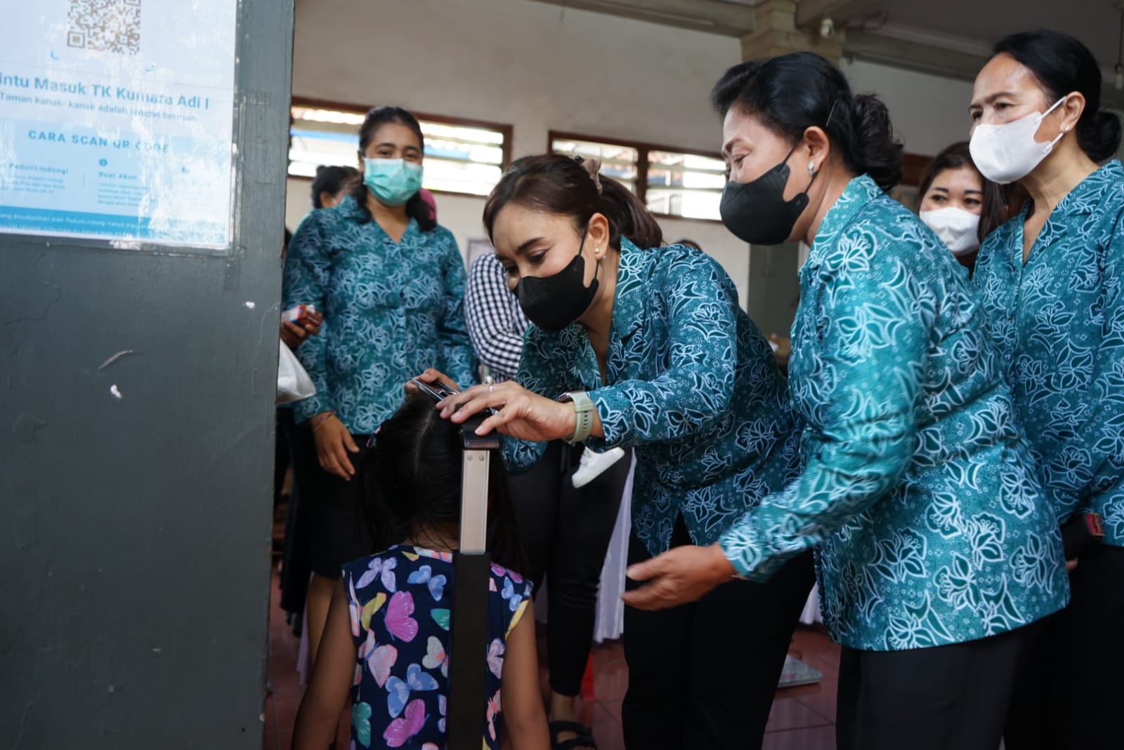 Pembukaan Posyandu Paripurna Di Kecamatan Denpasar Selatan  Ny. Ayu Kristi Arya Wibawa Berikan PMT Pada Balita, Ibu hamil dan Lansia