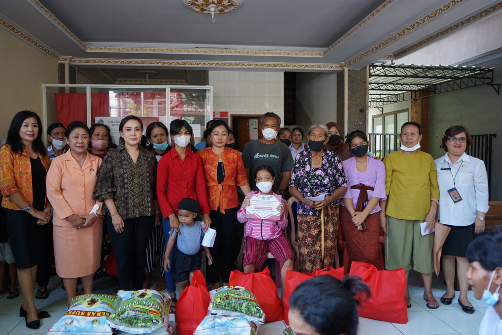 Ketua K3S Kota Denpasar Ny. Sagung Antari Jaya Negara Serahkan 100 Paket Sembako Senilai Rp 100 Juta.