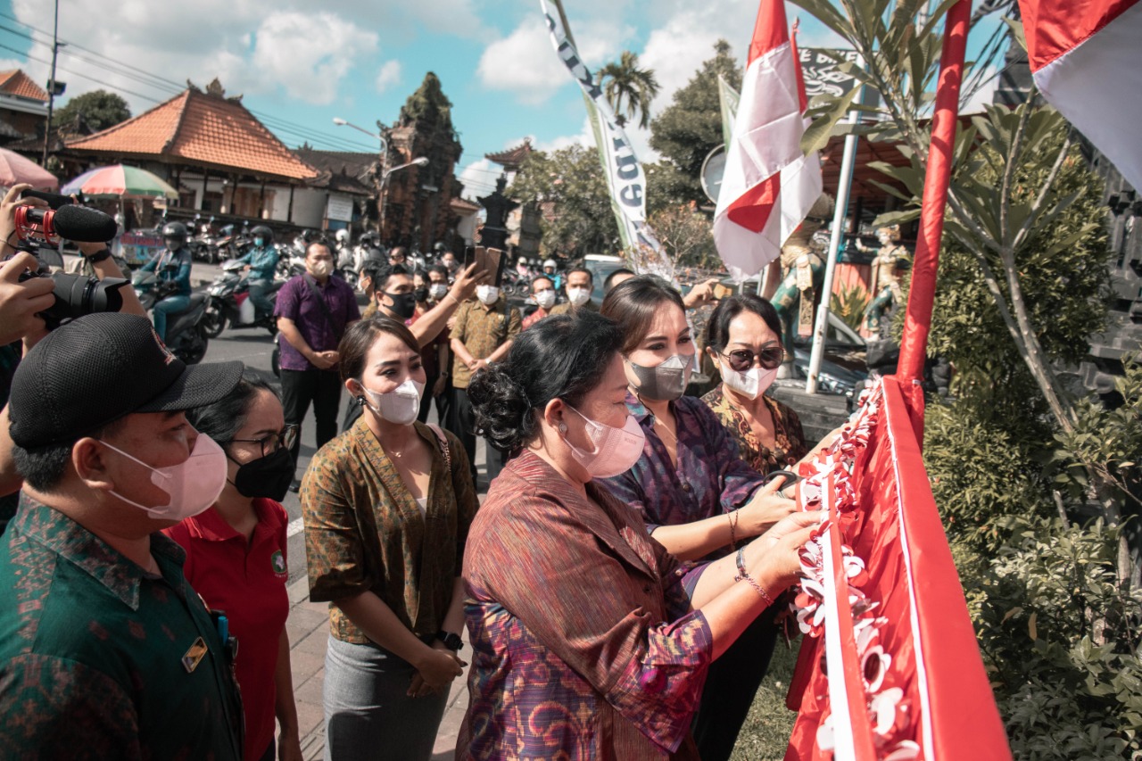 Ny. Ayu Kristi Arya Wibawa  Launching Papan Nama Banjar dan Pura Dengan Aksara Bali di Desa Padangsambian Klod