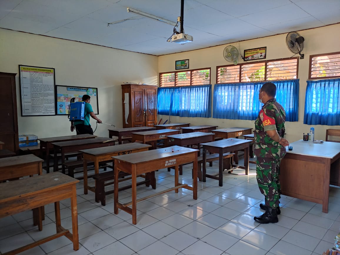Jelang Pembelajaran Tatap Muka Desa Pemogan Lakukan   Penyemprotan Eco Enzym Di Sekolah