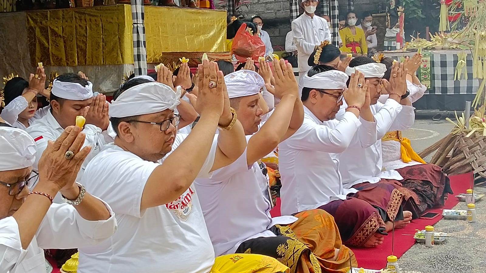Wawali Arya Wibawa Hadiri Piodalan di Pura Petasikan Desa Tegal Harum.