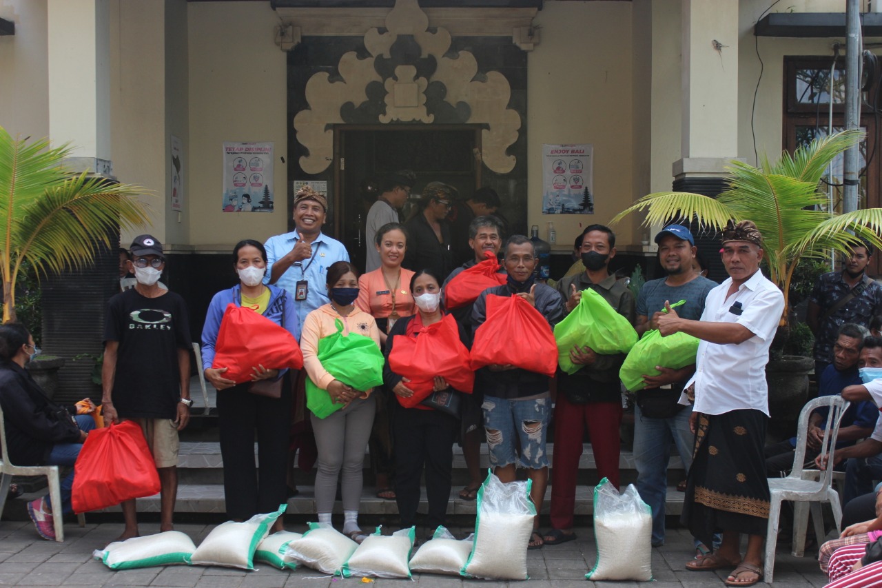 Bantu Masyarakat Terdampak  Inflasi  Kelurahan  Peguyangan Serahkan 390 Paket Sembako