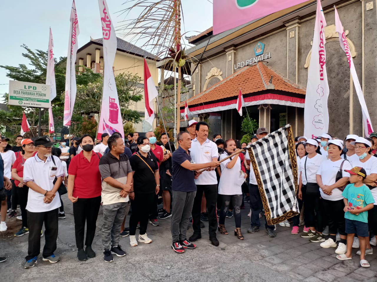 Peringati Hut ke-31 LPD dan Hut ke-19 Pasar Desa Adat Penatih  Dimeriahkan Dengan Jalan Santai Hingga Dorprise 3 Unit Motor.