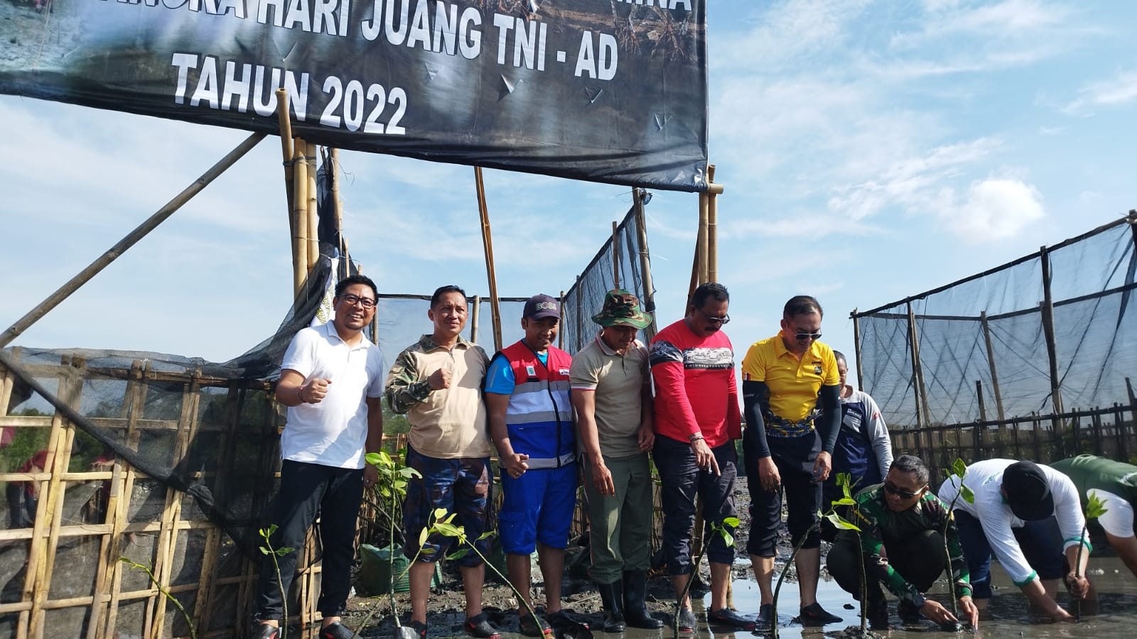 Ajak Masyarakat Lestarikan Hutan Mangrove, Wawali Arya Wibawa bersama Forkopimda Tanam 2000 Bibit Mangrove