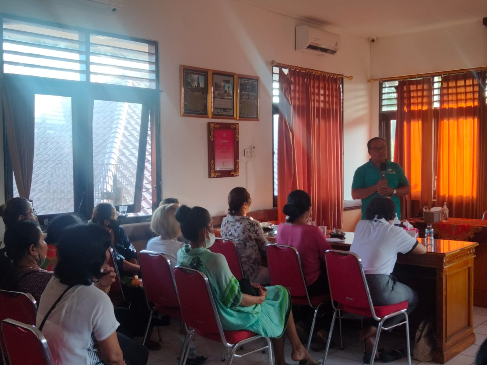 Kelurahan Dangin Puri Gelar Pelatihan Memanfaatkan Minyak Jelantah Menjadi Lilin