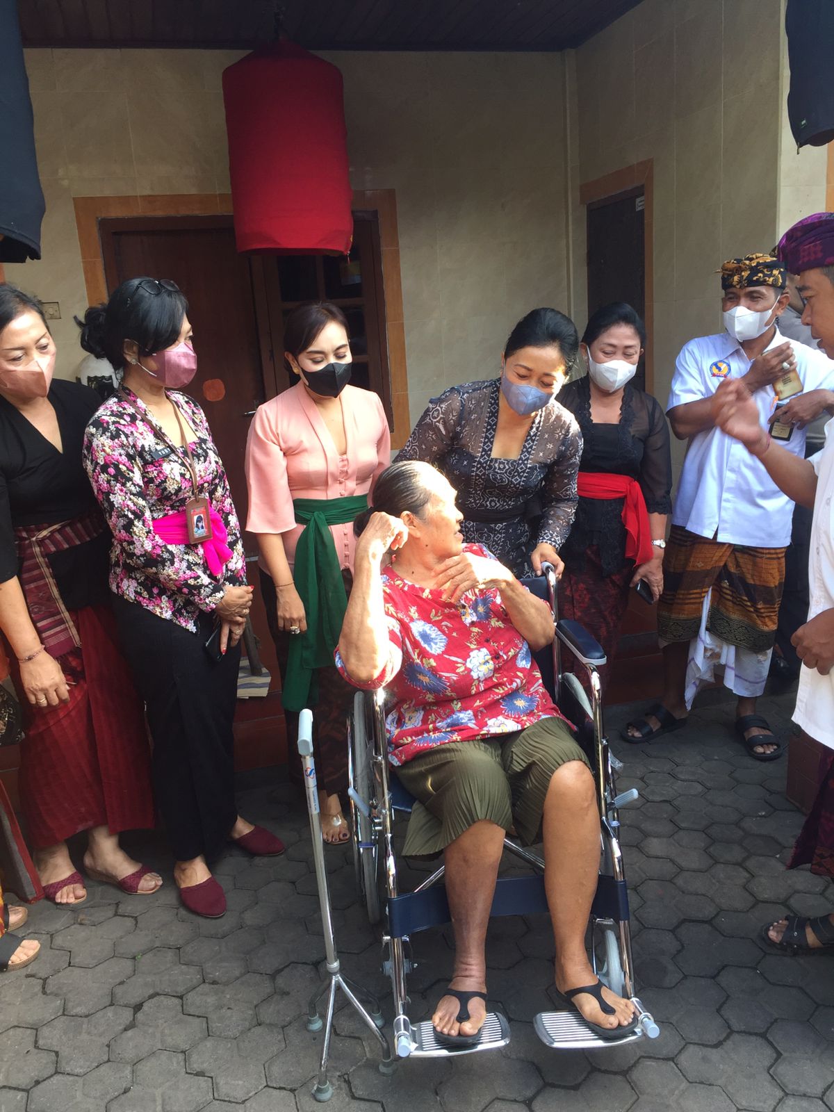 Ketua K3S Ny. Sagung Antari Jaya Negara Serahkan Kursi Roda Untuk Lansia Dan Disabilitas.