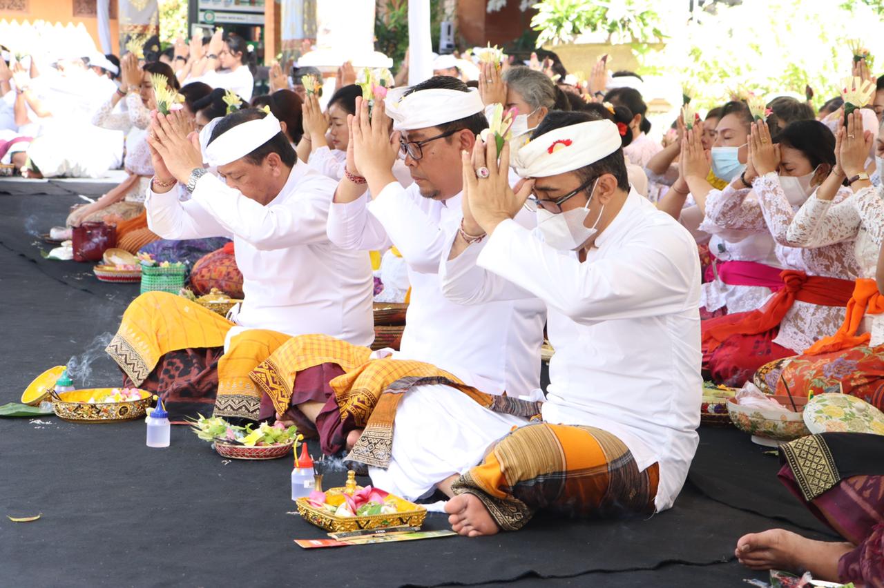 Jajaran Pemkot Ngaturang Bhakti Pujawali di Pura Praja Nata Kantor Walikota Denpasar