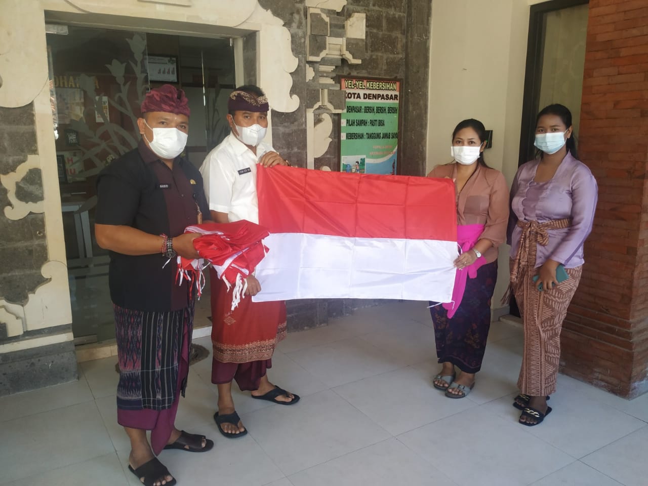Seluruh OPD Pemkot Denpasar Bagikan Bendera Merah Putih Sukseskan Gerakan 10 Juta Bendera