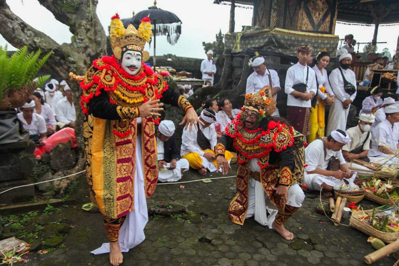Walikota Jaya Negara Ngaturang Bhakti Pujawali Pelinggih Ida Bhatara Bang Manik Angkeran di Pura Batu Madeg Besakih 