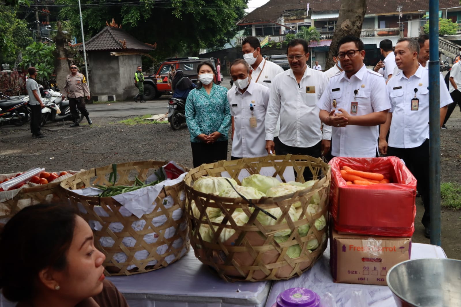 Kendalikan Inflasi, Pemkot Denpasar Kembali Gelar Operasi Pasar  Arya Wibawa Tinjau Operasi Pasar  Di Terminal Tegal