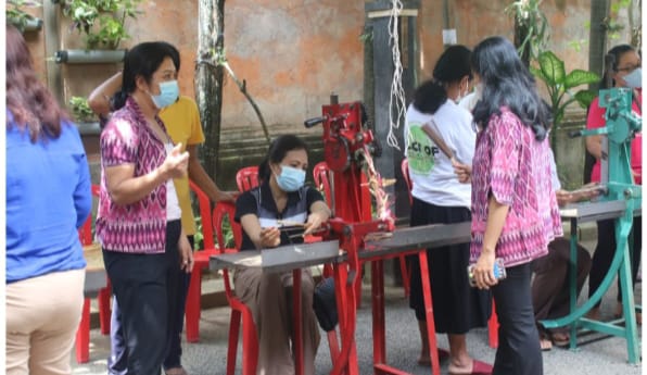 Kelurahan Dangin Puri Pasilitasi  PKK  Pelatihan Membuat Dupa 