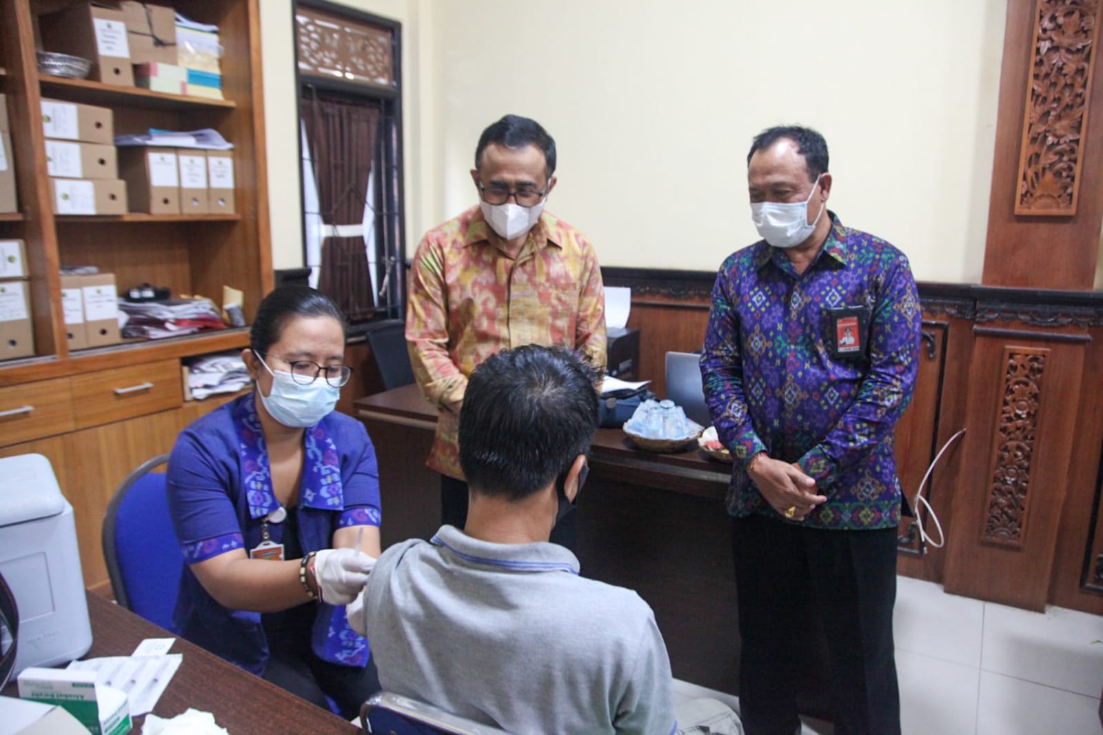 Walikota Denpasar, I Gusti Ngurah Jaya Negara saat meninjau pelaksanaan Vaksinasi Booster di Kantor Perbekel Desa Dangin Puri Kelod, Denpasar, Selasa (19/7). 