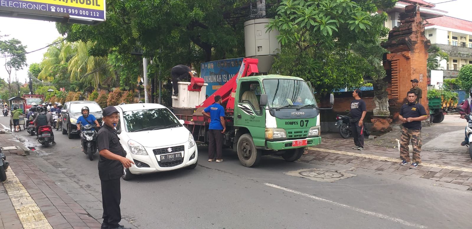 Cuaca Ekstrim, DLHK Denpasar Intensifkan Perompesan Antisipasi Pohon Tumbang