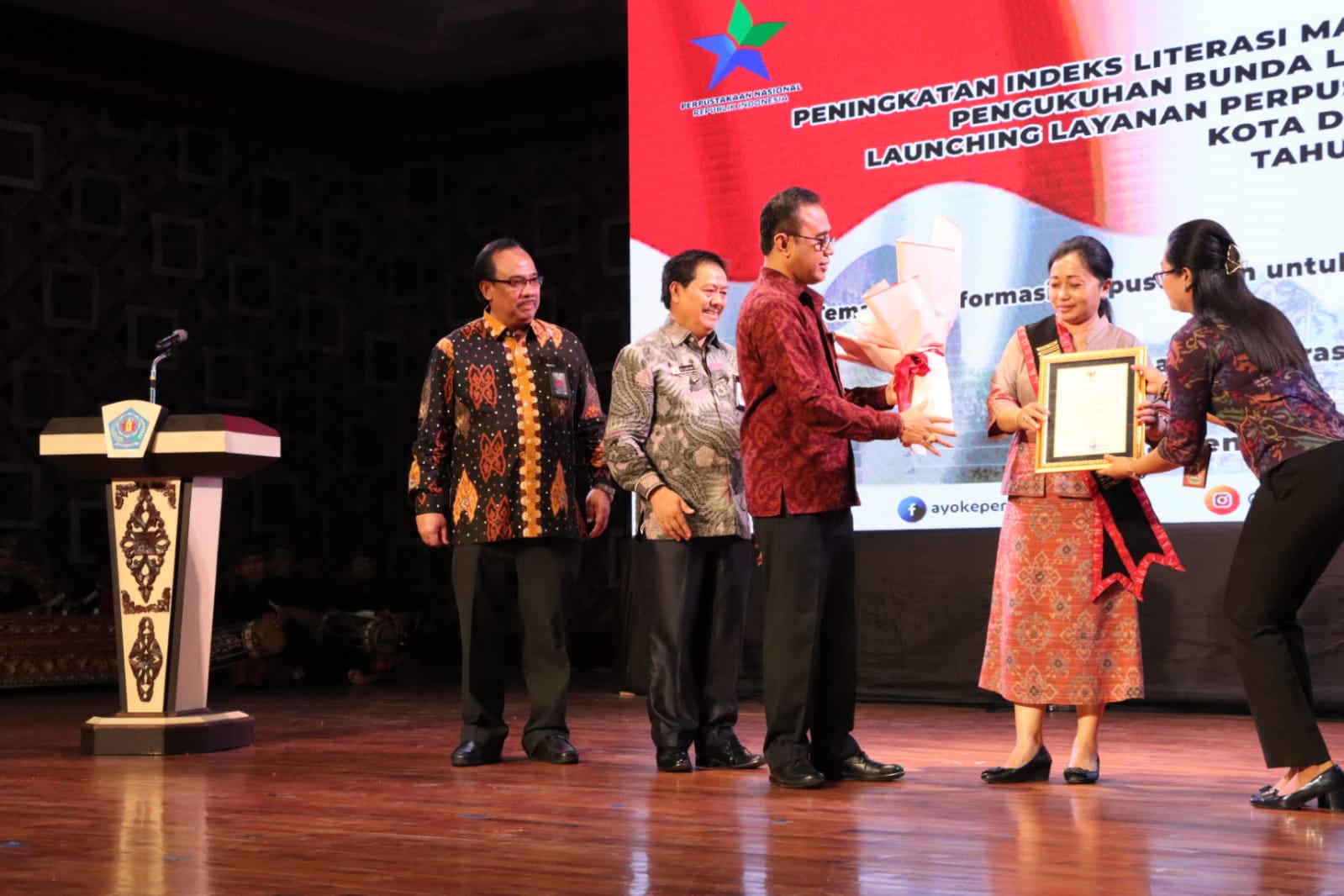 Ny. Sagung Antari Jaya Negara Dikukuhkan Sebagai Bunda Literasi  Kepala Perpusnas RI Apresiasi Budaya Literasi Kota Denpasar