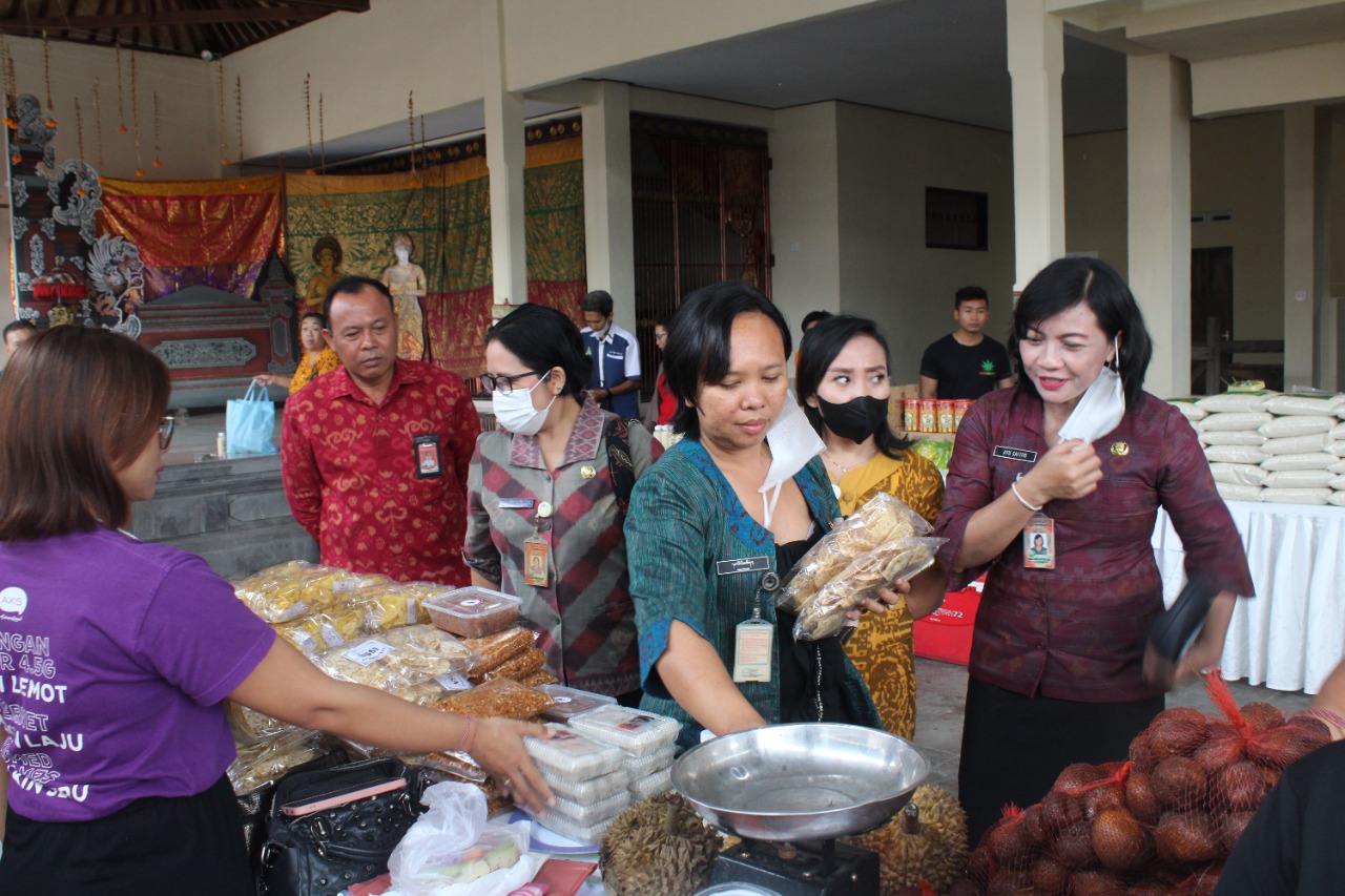 Kendalikan Inflasi, Pemkot Denpasar Gencar Gelar Bazar Pangan dan Serahkan 200 Bibit Cabai