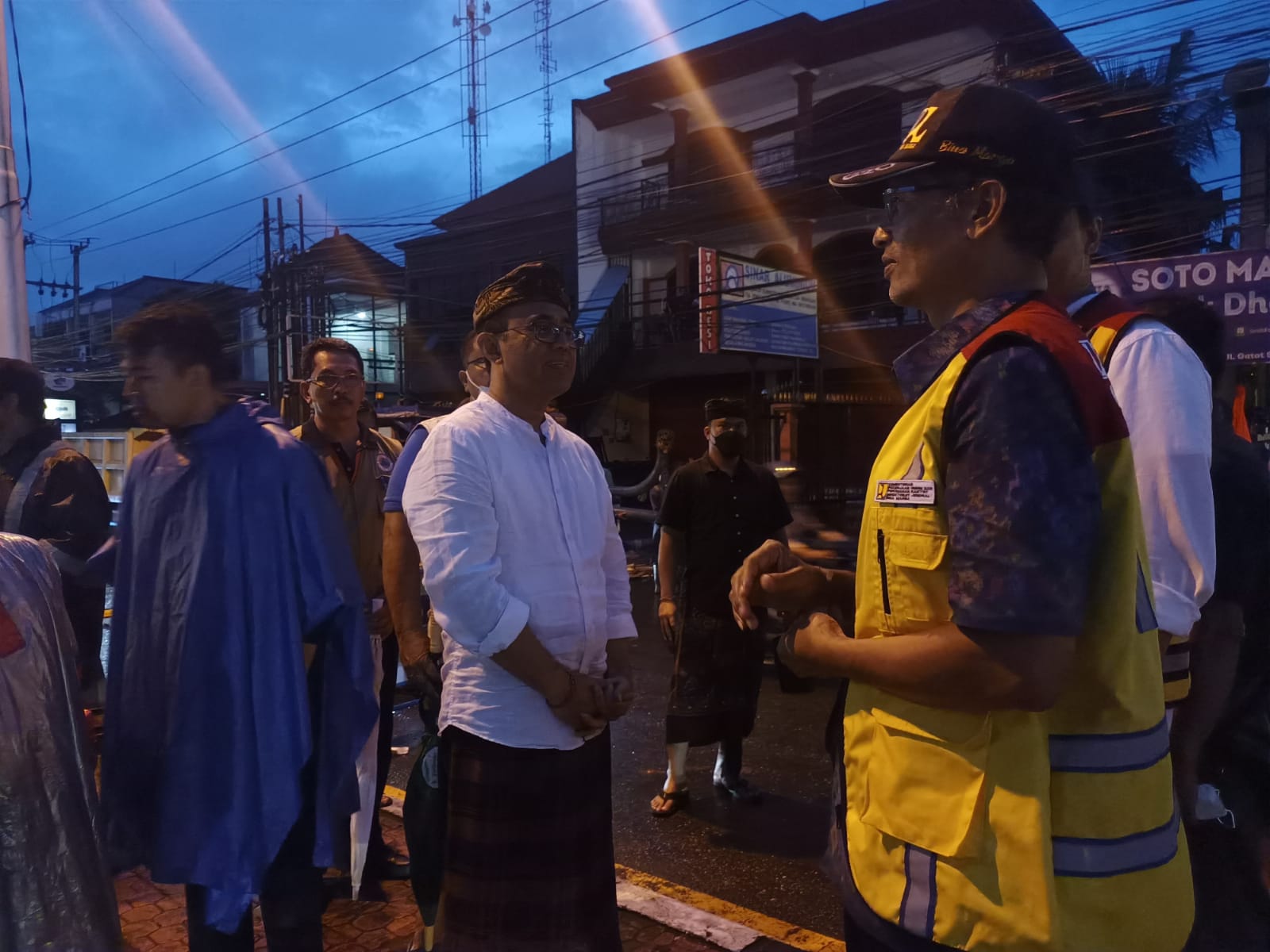 Walikota Jaya Negara Tinjau Jebolnya Gorong-Gorong di Jalan Gatsu Barat.