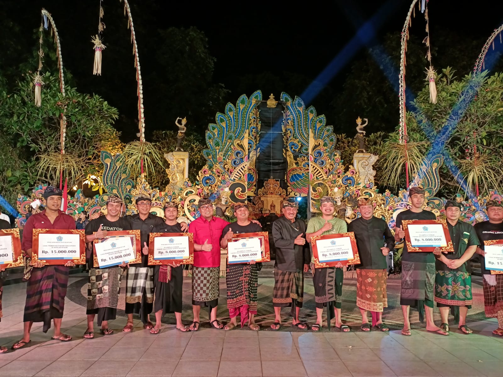 Walikota Jaya Negara Serahkan Hadiah Penampilan Terbaik Parade Baleganjur Maha Bandana Prasadha.
