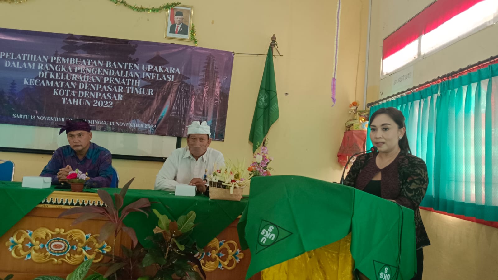 Ny. Ayu Kristi Arya Wibawa Buka Pelatihan Banten Tumpeng Solas