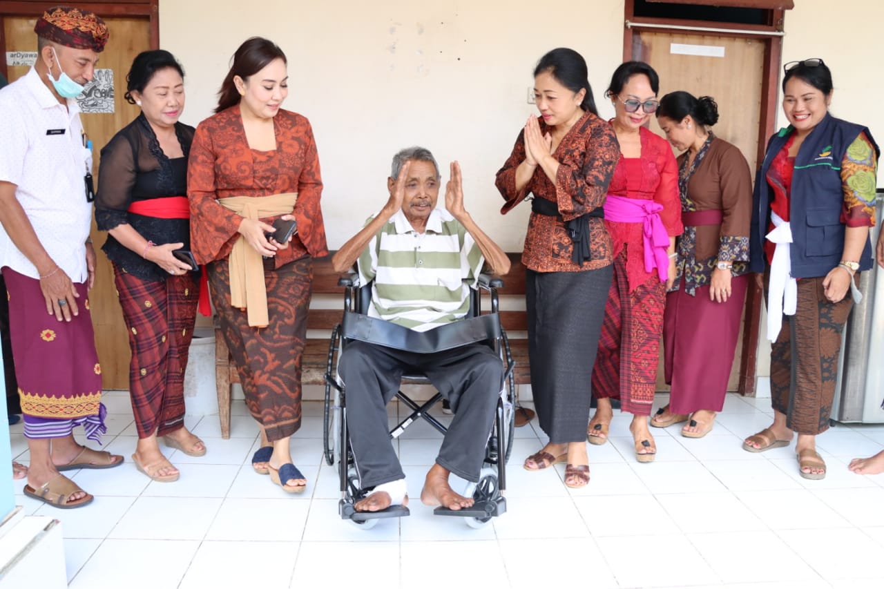 Kunjungi Lansia  Ketua K3S Ny. Antari Jaya Negara Serahkan Kursi Roda
