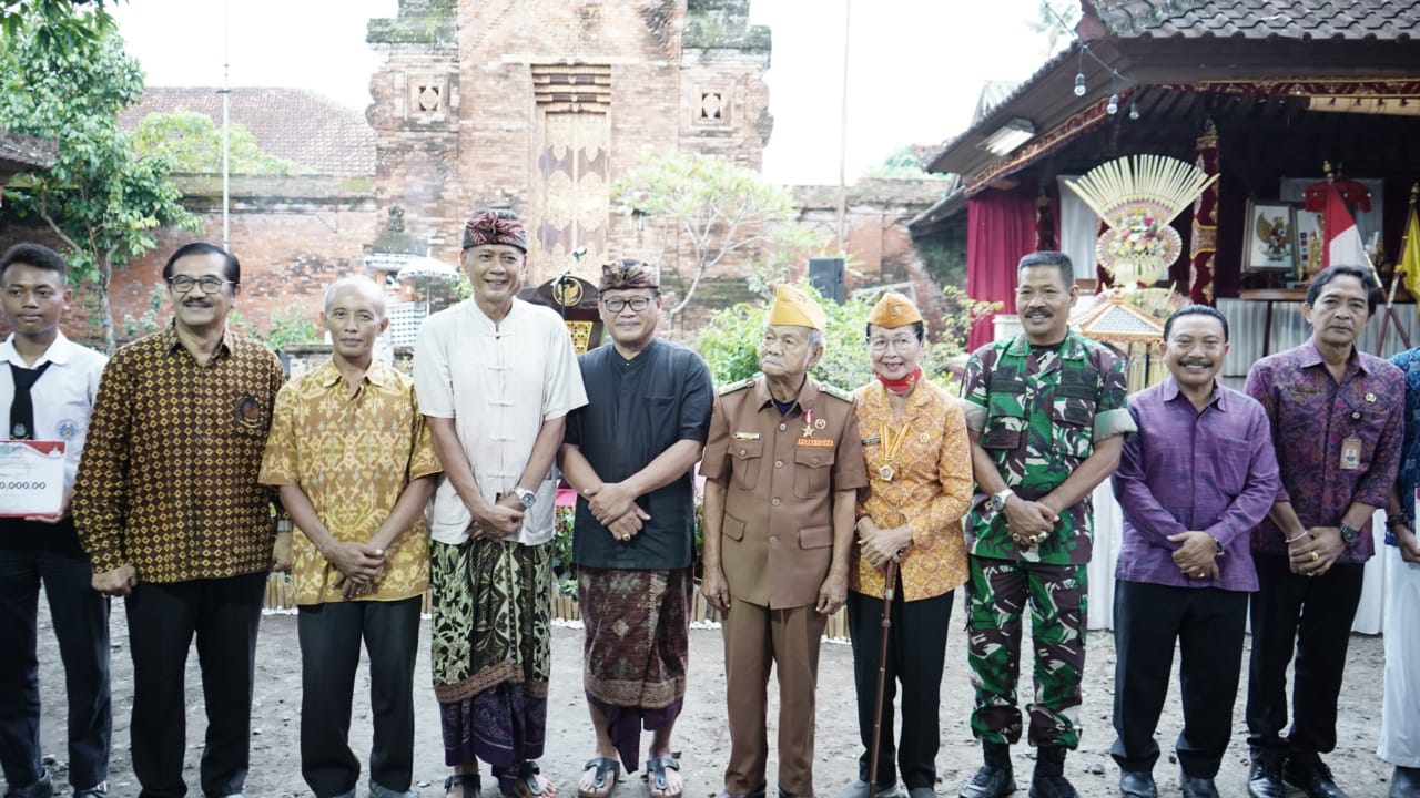 Sarasehan Peringatan Hari Puputan Margarana ke-76  Sekda Serahkan Piala Bergilir Lomba Napak Tilas 