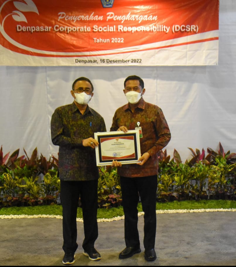 Walikota Jaya Negara Serahkan Penghargaan Denpasar CSR/TJSL Tahun 2022