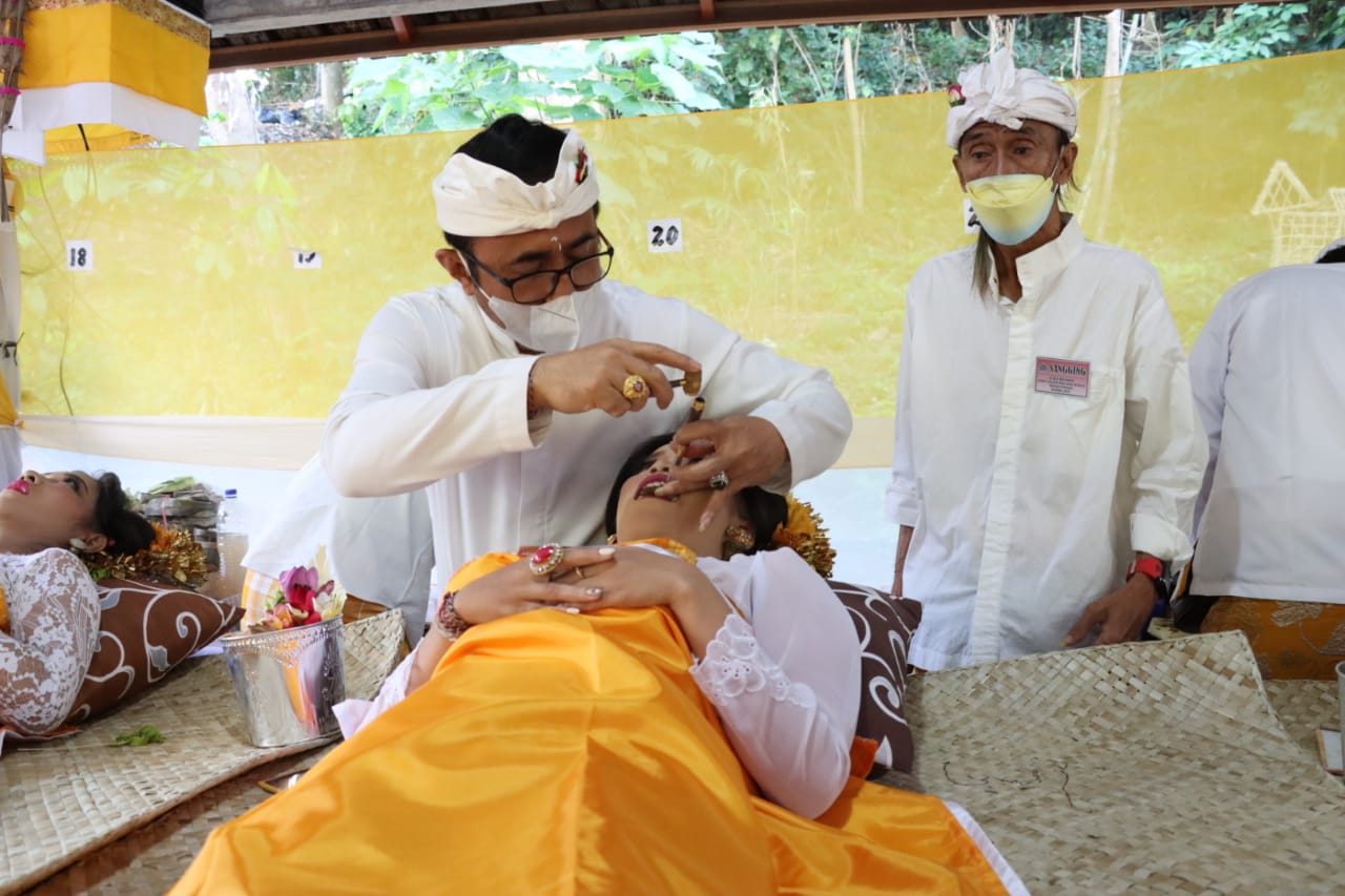 Wali Kota Jaya Negara "Ngayah" Nyangging  Rangkaian Karya Atma Wedana Desa Adat Kesiman