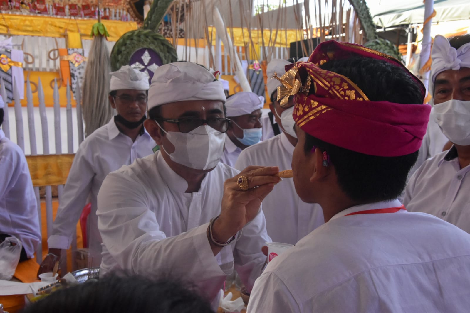 Walikota Jaya Negara Nyanggingin Serangkaian Karya Manusa Yadnya dan Pitra Yadnya Desa Adat Pemogan