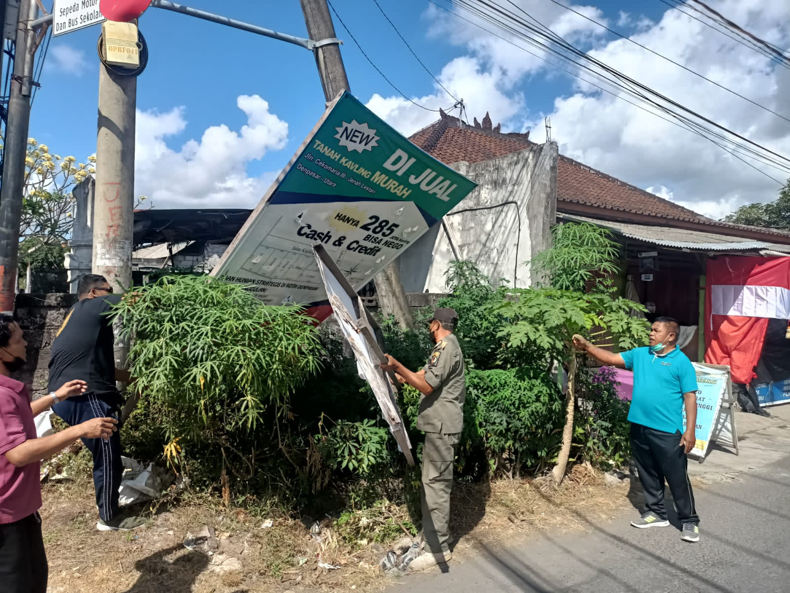 Rusak Wajah Kota, Kecamatan Denpasar Denut Bersama Satpol PP Denpasar Tertibkan Spanduk Kadaluarsa