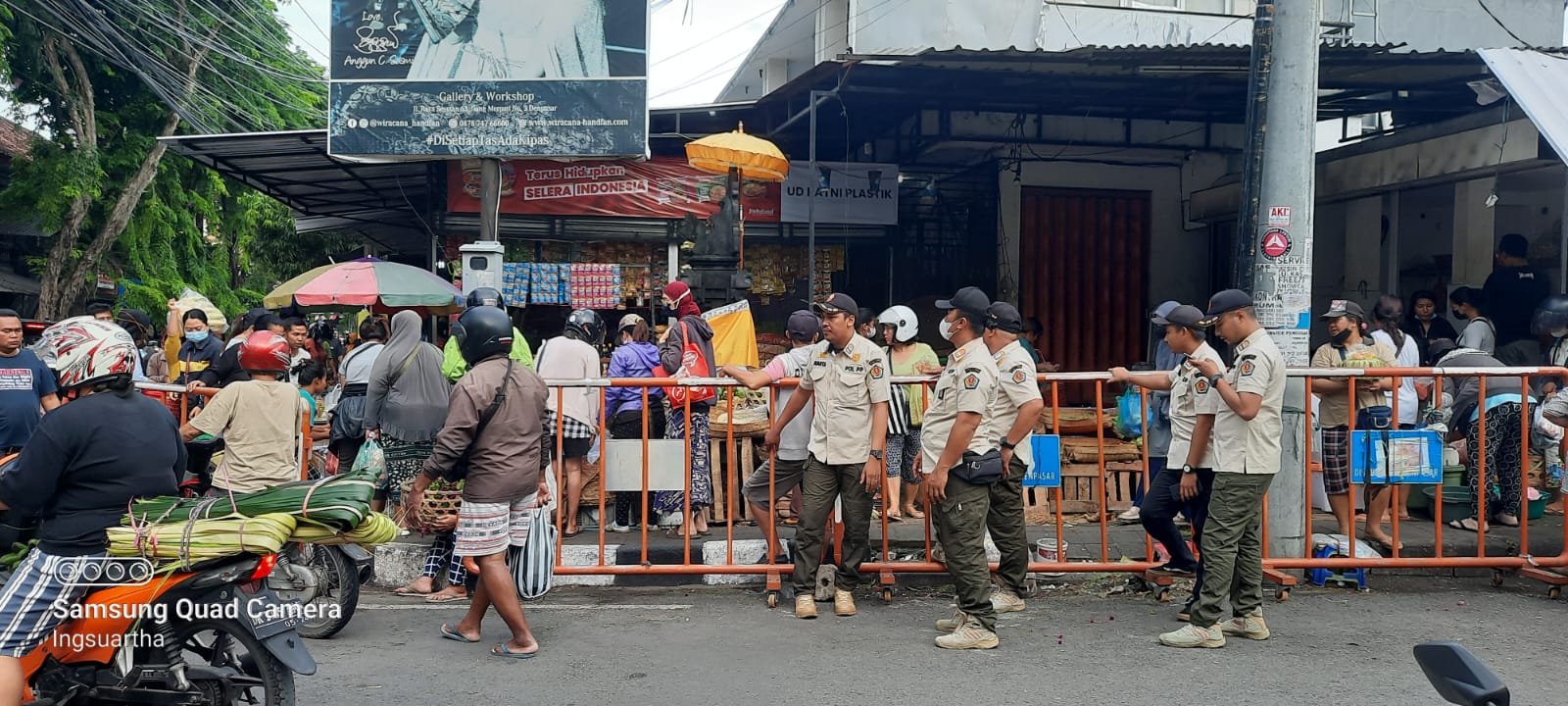 Tim Desa Dauh Puri Kelod  Awasi Pedagang Tumpah dan Parkir di Kawasan Pasar Sanglah
