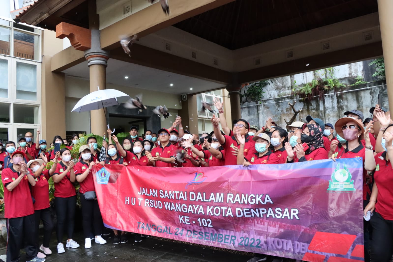 Walikota Jaya Negara Lepas Jalan Santai Serangkaian  Hut ke-102 RSUD. Wangaya