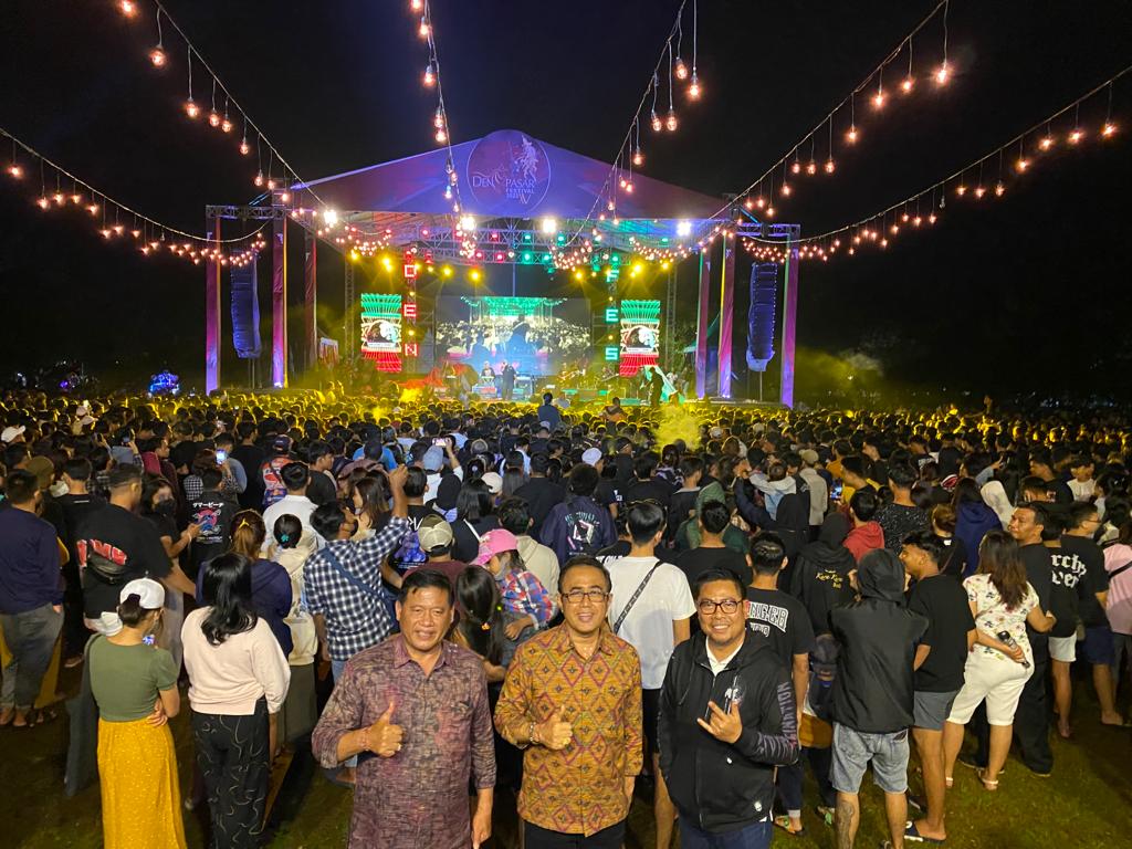 Pengunjung Membludak, Penampilan Joni Agung & Double T Tutup Gelaran Denfest ke-15    Walikota Jaya Negara: Denfest Jadi Ruang Rekreasi Wujudkan Kebahagiaan Masyarakat