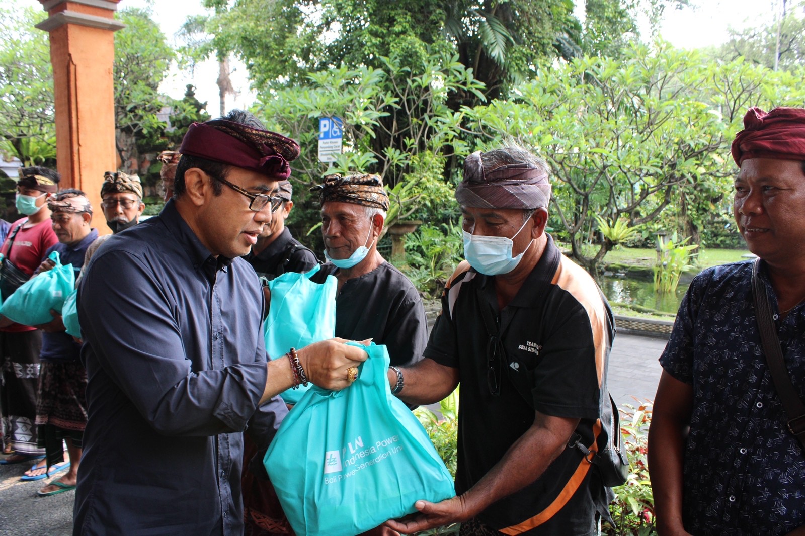 Tekan Laju Inflasi, Pemkot Denpasar Bagikan Ratusan Paket Sembako Untuk Nelayan 